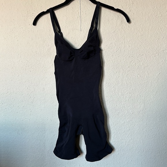 Skims sz L Seamless Sculpt Mid-Thigh Bodysuit Onyx black New without box shorts - Picture 5 of 11